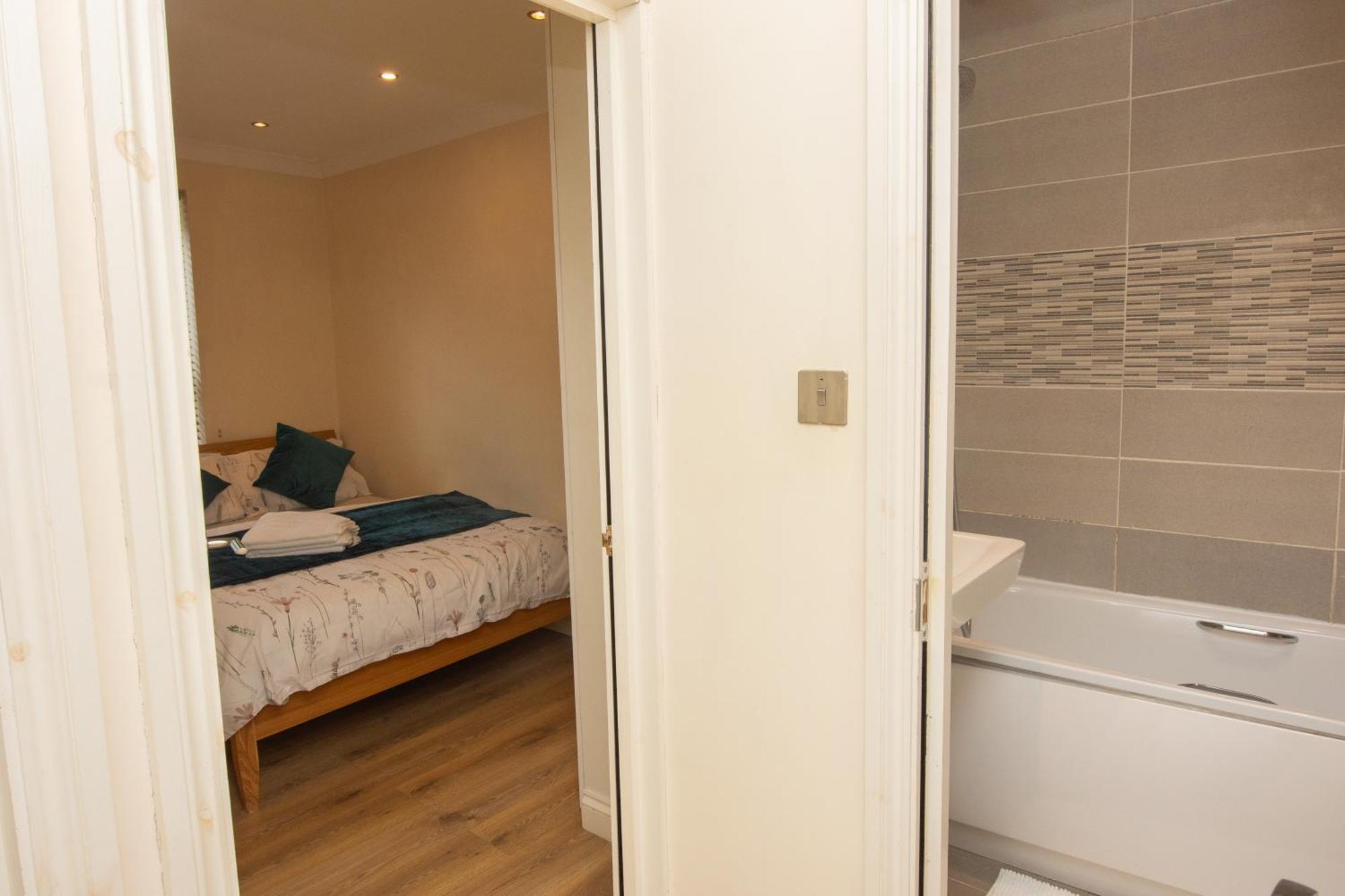 Apartment Evergreen Apartments- Flat 2 London