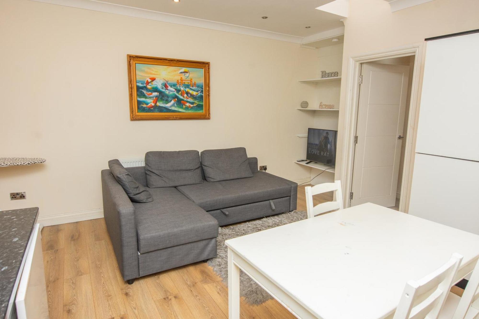 Evergreen Apartments- Flat 2 Apartment *